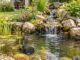 Kleiner Gartenteich mit Bachlaufpumpe, schmalem Bachlauf und kleinem Wasserfall